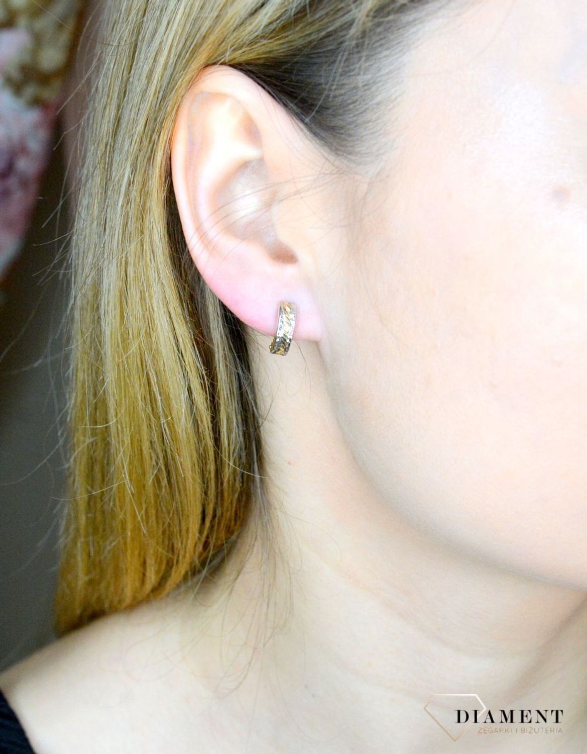 Złote kolczyki 375 angielskie z grawerowaniem i białym złotem KL 6089A 375. Złote kolczyki wykonane z najwyższej jakości żółtego złota, próba 375, waga około 1,05 gram. Kolczyki w minimalistycznym stylu, wpisujące się w obecne trendy.jpg